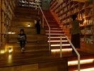 【本屋は夜がおもしろい】夜の本屋のライティングも愉しめます
