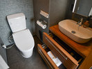 ヨーロピアンスタイルの客室は洗面とトイレが隣接