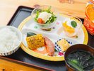 お子様/ご朝食※イメージ 例)ウィンナー・小鉢・サラダ・ご飯・汁物・手作りデザート・ジュース