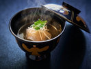 【椀物】季節の恵みをやさしく包み込む一椀。繊細な出汁の旨みとともに旬の味覚をお楽しみください。