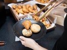 【100種の朝食バイキング】焼きたてのパンをご賞味ください。