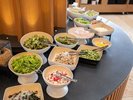【100種の朝食バイキング】お料理の一例 地場野菜の新鮮サラダ