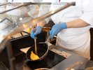 【100種の朝食バイキング】ライブキッチンでオムレツや天ぷらの出来立てを提供しております。