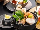 【夕食】2025年秋 特別会席膳の一例(旬の食材を贅沢に閉じ込めた土瓶蒸し)