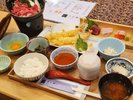 【夕食一例】すき焼き/海老天ふら/お造り/茶碗蒸し/小鉢2品/白飯/味噌汁