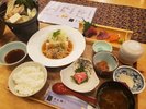 【夕食一例】寄せ鍋ホン酢/カレイ野菜あんかけ/お造り/茶碗蒸し/小鉢2品/白飯/赤出汁