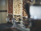 【プレミアムラウンジ】コーヒーや紅茶、ソフトドリンク、ロッテならではのお菓子もございます