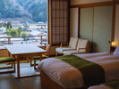 【セミダブルベッド&椅子テーブル】のお部屋(禁煙)です。椅子テーブルでお部屋食ができます。