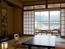 和室10畳のお部屋(禁煙)です。フロントや大浴場などの移動の際に階段ご利用部分がございます。