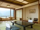 のどかな湯郷の町並みや、ゆったりとした山々が見渡せる眺望のいい14.5畳の和室のお部屋(禁煙)です。
