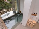 貸切風呂の洗い場はシャワーが1台です。譲り合ってご利用くださいませ。