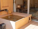 【和室10畳】温泉・露天風呂付き客室/美作産のヒノキのお風呂で、ゆったりと温泉をお楽しみください。