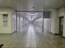 4:廊下の奥に階段があるので、道なりに進みます。手前にエレベーターもございます!