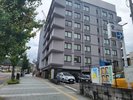 4:右手のパーキングが目印です!奥の茶色の建物が当ホテルです。