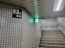 2:2番手口の階段を上がります。エレベーターは6番出口にございます。