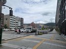 3:地上に上がりましたら、そのまままっすぐ道なりにお進みください。