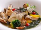 【夏の特選料理】夏野菜とスズキのオリーブ焼き 青さ風味