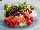 【夏の特選料理】サーモン昆布締め ビーツジュレ掛け