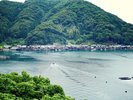 伊根/舟屋群一例。穏やかに時が流れる田舎町の風情を感じて街歩きをお楽しみください。