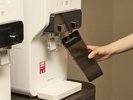 ウォーターサーバー各階エレベーターホールにございます。