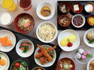 ■朝食<レストラン「Hatago」>『味めぐり小鉢横丁』ご当地逸品と朝の彩り献立