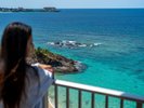 海を眺める女性