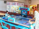 エアホッケーをする親子