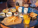 朝食はホットサンドにサラダにスープ