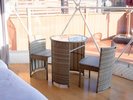 ドームテント内にはちょっとしたテーブル席も