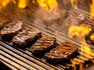 【ディナービュッフェ】豪快に焼き上げて旨味を閉じ込めたステーキは、オープンキッチンで焼きたてを。
