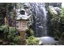【加賀白糸の滝】白糸のように美しい水景が、癒しの空間を演出します。