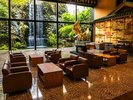 【ロビーラウンジ】ダイナミックに流れ落ちる滝と、「加賀鳳凰」の像が皆さまをお迎えします。
