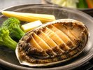 【別注料理】アワビの踊り焼き!磯の香りが凝縮された濃厚な旨味を、ぜひ熱々の状態でお召し上がりください