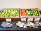 【バイキング】新鮮な野菜を彩り豊かに取り揃えたサラダコーナー。野菜をたっぷりご用意しています。