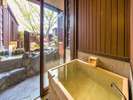【客室】露天風呂のほかにも、檜の内風呂もございます。※沸かし湯