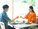 【夕食イメージ】海を眺めながらのお食事はリゾート気分満点。ペットも一緒にゆっくりとご堪能ください。