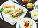 【朝食】お食事一例。お部屋で、海岸で、お好きな場所で朝食を楽しんでいただけます。