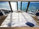 【33階ペントハウス】ベッドから窓一面に広がる海の絶景をご覧いただけます