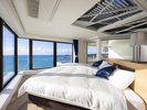 【33階ペントハウス】空と海の間にたゆたうようなベッドルームには、シモンズ製ダブルベッドを2台設置