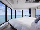 【33階ペントハウス】ベッドから窓一面に広がる海の絶景をご覧いただけます