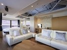 【33階ペントハウス】リビングルームはプライベートとくつろぎを大切にした上質な空間