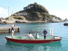 鴨川の海に浮かぶ「仁右衛門島」。島へは二丁櫓の手こぎの渡し船で渡ります。当館から車で約10分