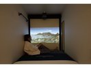 プロジェクター付部屋はスクリーンを閉じると80-inchの大画面ホームシアターに