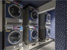 4Fエレベーター上がってすぐにはコインランドリーがございます