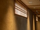 土壁や竹、木目の格子天井など、日本の伝統建築