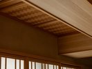 土壁や竹、木目の格子天井など、日本の伝統建築