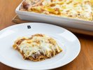 伝統のボロネーゼソースで作るラザニア。本場の家庭の味が楽しめる一品。