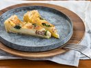 <季節地野菜のキッシュ>タルト生地でしっとりと焼き上げました。