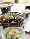 絶景を眺めながらいただく格別の朝食。清々しい空気の中で優雅なひとときを