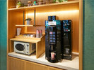 2F SNACK & DRINK STATION。コーヒーマシンも設置(有料)。